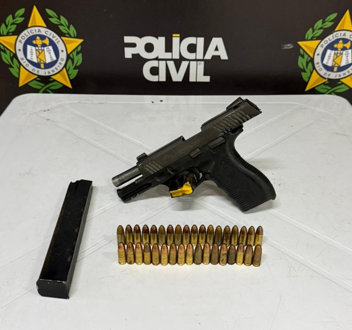 Polícia apreende arma ligada ao tráfico; tio de suspeita é conduzido à delegacia
