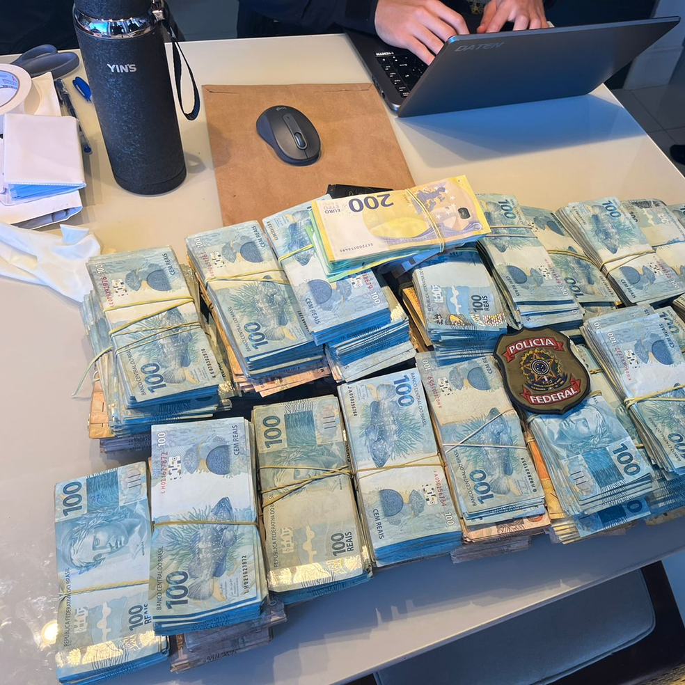 Dinheiro encontrado com outro alvo da operao: R$ 700 mil.  Foto: Divulgao/Polcia Federal