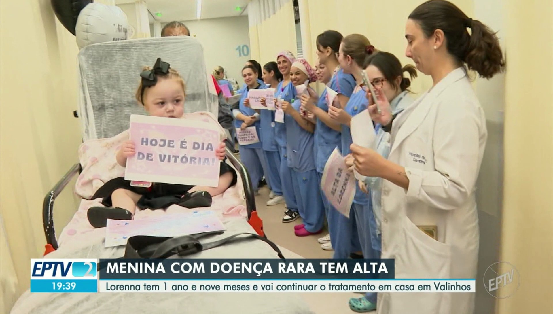 Criança com doença rara que morou no hospital desde o nascimento tem alta: 'Agora a família está reunida'
