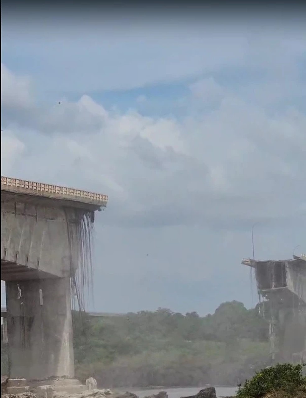 Ponte entre Maranhão e Tocatins desaba sobre rio — Foto: Reprodução/ Redes Sociais