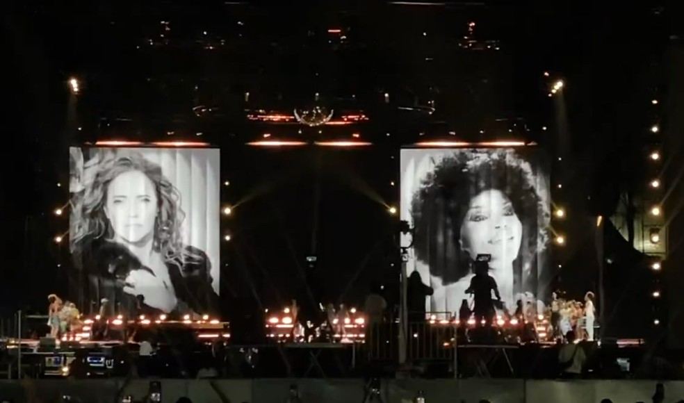 Imagens de Daniela Mercury e Elza Soares no telão de show de Madonna durante ensaio — Foto: Reprodução/ Redes sociais