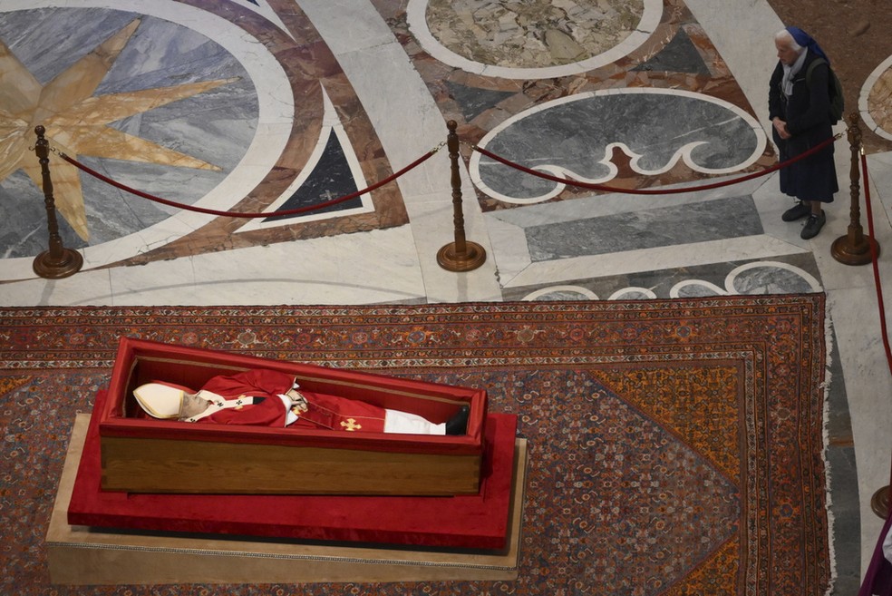 Freira Geneviève Jeanningros se aproxima do caixão do papa Francisco — Foto: Alessandro Di Meo via AP