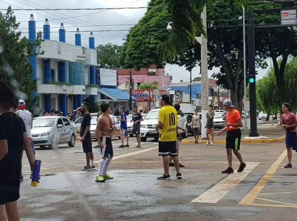 Foliões vão para rua com bexigas cheias de água. — Foto: TV Morena/Reprodução