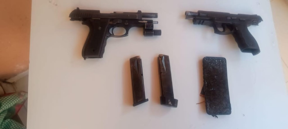 Pistolas apreendidas com os suspeitos — Foto: Polícia Militar