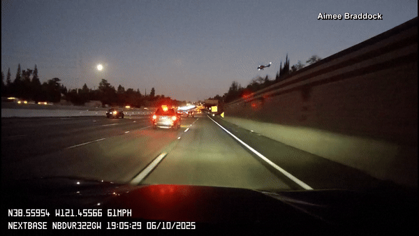 VÍDEO mostra momento em que helicóptero cai e capota ao lado de carros nos EUA