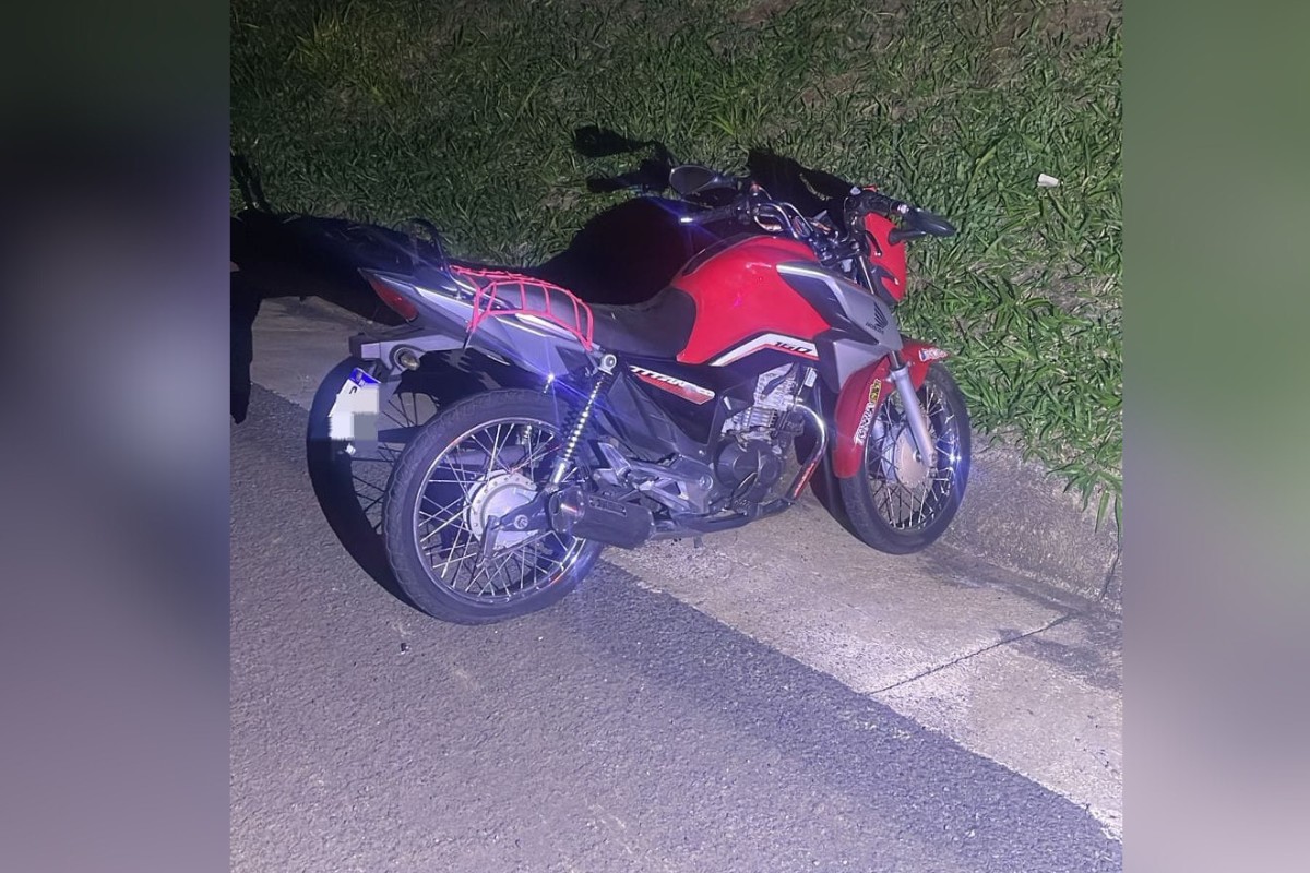 Estouro de pneu provoca queda de motocicleta e deixa duas pessoas feridas em rodovia de Santo Anastácio