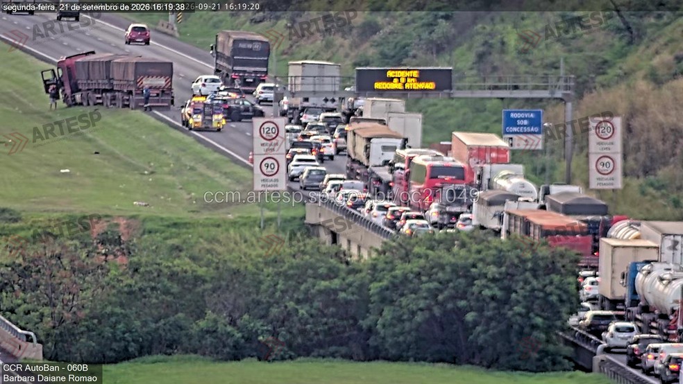 Acidente causa 13 km de congestionamento na rodovia Bandeirantes, no interior de SP — Foto: Artesp / Divulgação