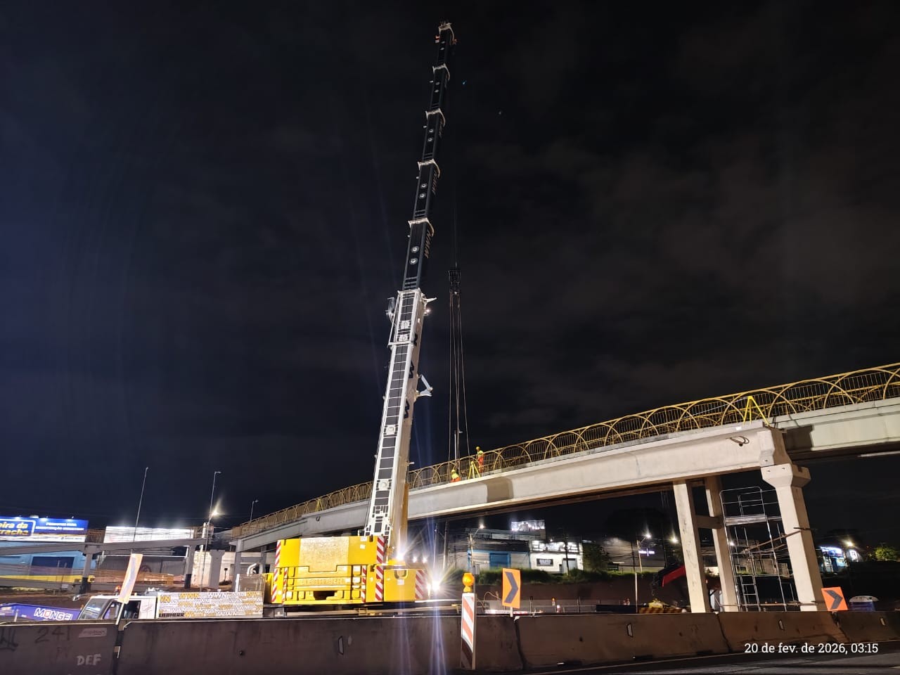 FOTOS: Veja como foi a operação para lançamento de vigas na Dutra, em São José dos Campos