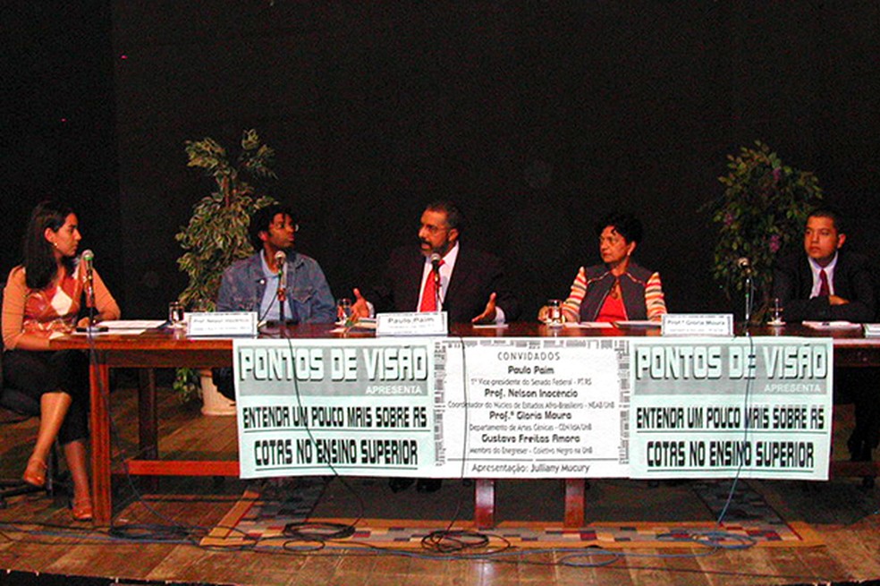 Debate sobre a implementação das cotas na UnB, em 2004. — Foto: Arquivo/UnB