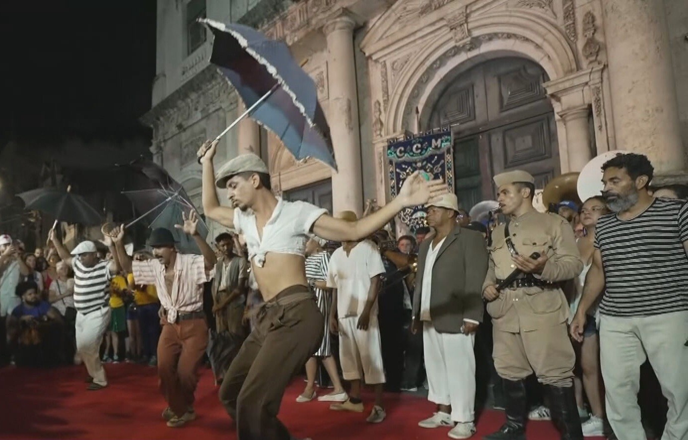 Foliões no Recife frevam no mesmo tapete vermelho de Cannes junto com Guerreiros do Passo, do filme ‘O Agente Secreto’; VÍDEO