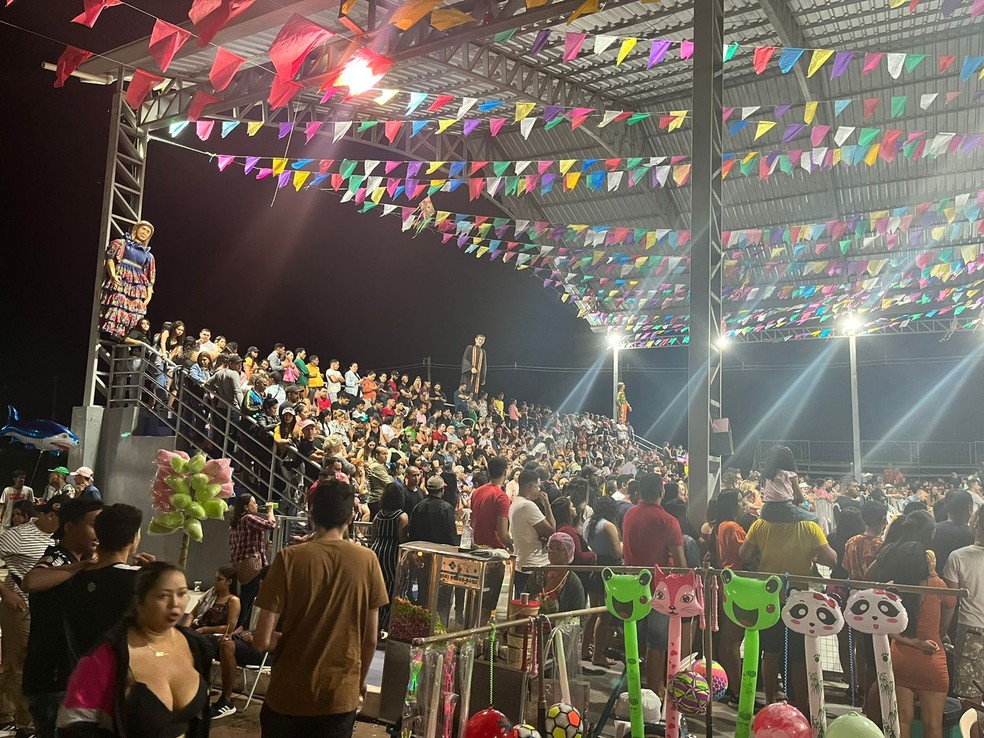 Muitas pessoas compareceram ao arraial — Foto: Iryá Rodrgues/g1