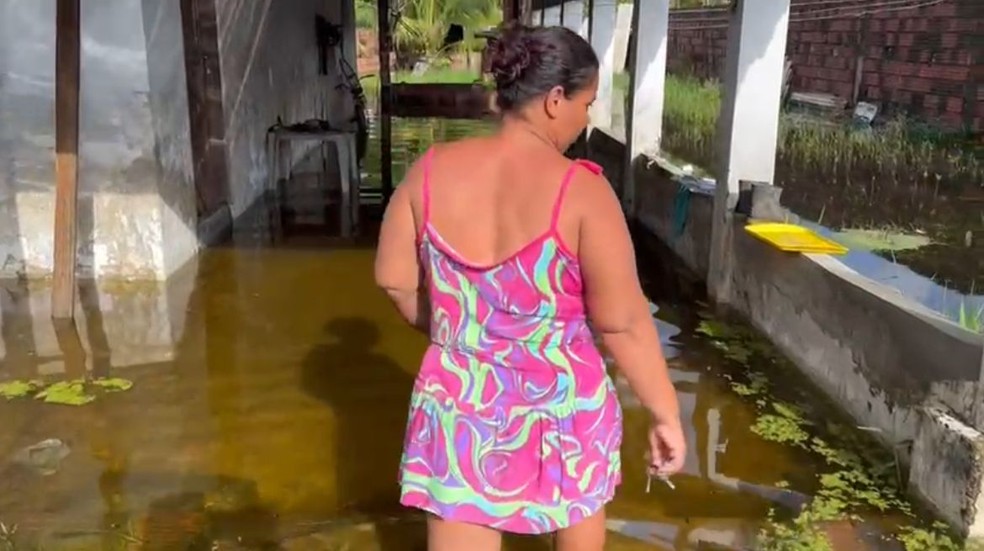 Kaliane Dias está com a casa alagada na Zona Norte de Natal — Foto: Reprodução/Inter TV Cabugi