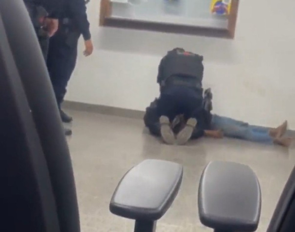 Policial militar tenta ressuscitar suspeito que teve mal súbito em delegacia no DF — Foto: Reprodução