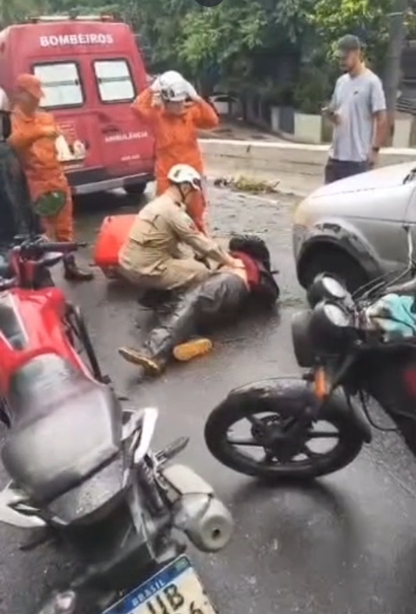Árvore cai e atinge motoboy na saída do Túnel Acústico, na Zona Sul do Rio