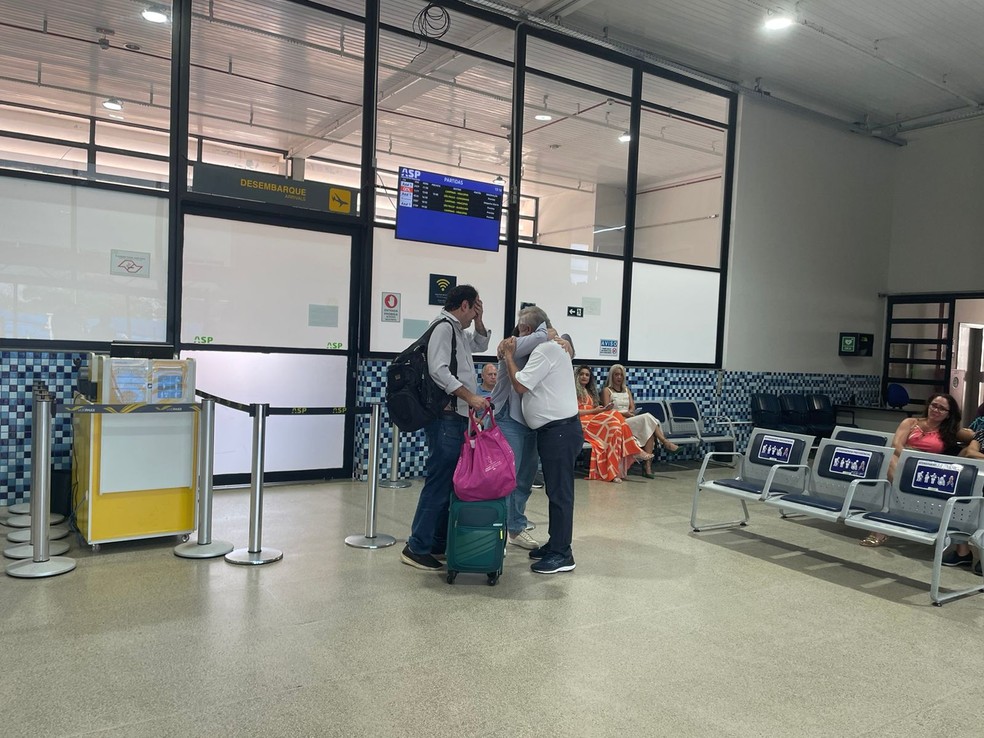 Sâmia Bomfim (PSOL-SP) e Glauber Braga (PSOL-RJ) desembarcaram em Presidente Prudente (SP) — Foto: Mariana Perussi/TV Fronteira