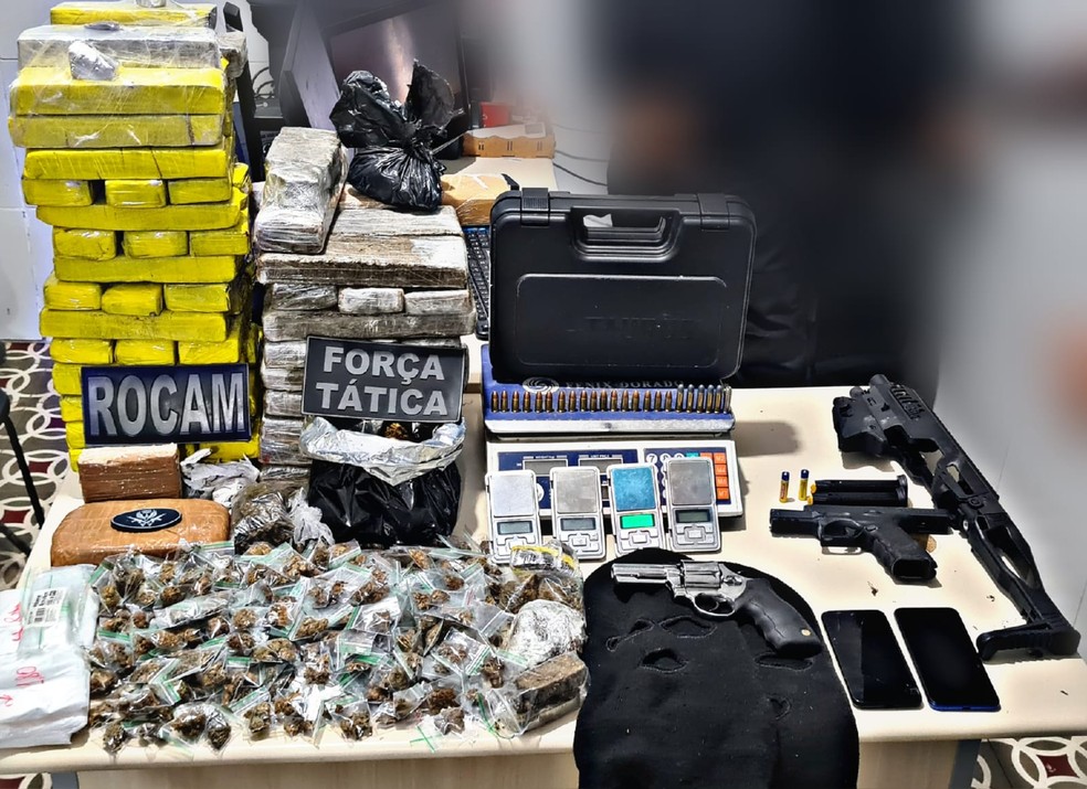 Drogas e armas apreendidas durante operação em Pipa, em Tibau do Sul — Foto: PMRN/Divulgação