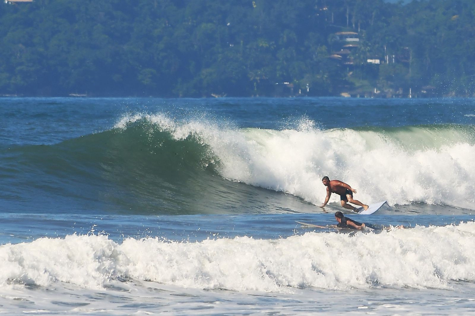 Etapa do mundial de surfe em Ubatuba (SP) reforça programa que protege praias no Brasil