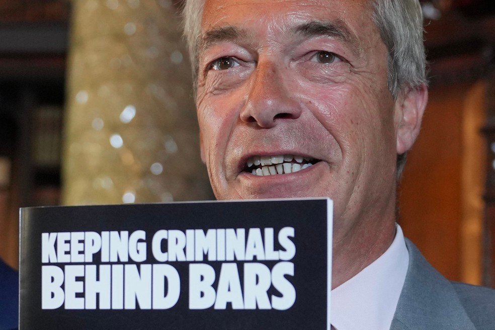 Nigel Farage, líder do partido Reform UK da Grã-Bretanha, discursa durante uma coletiva de imprensa em Londres — Foto: AP Photo/Kin Cheung