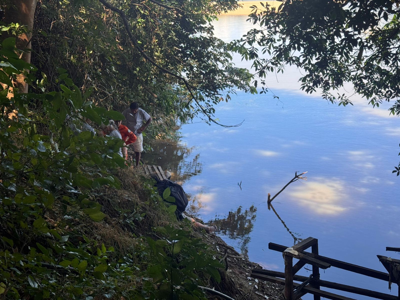 Homem é encontrado morto às margens do Rio Parnaíba; suspeita é de afogamento após crise epiléptica