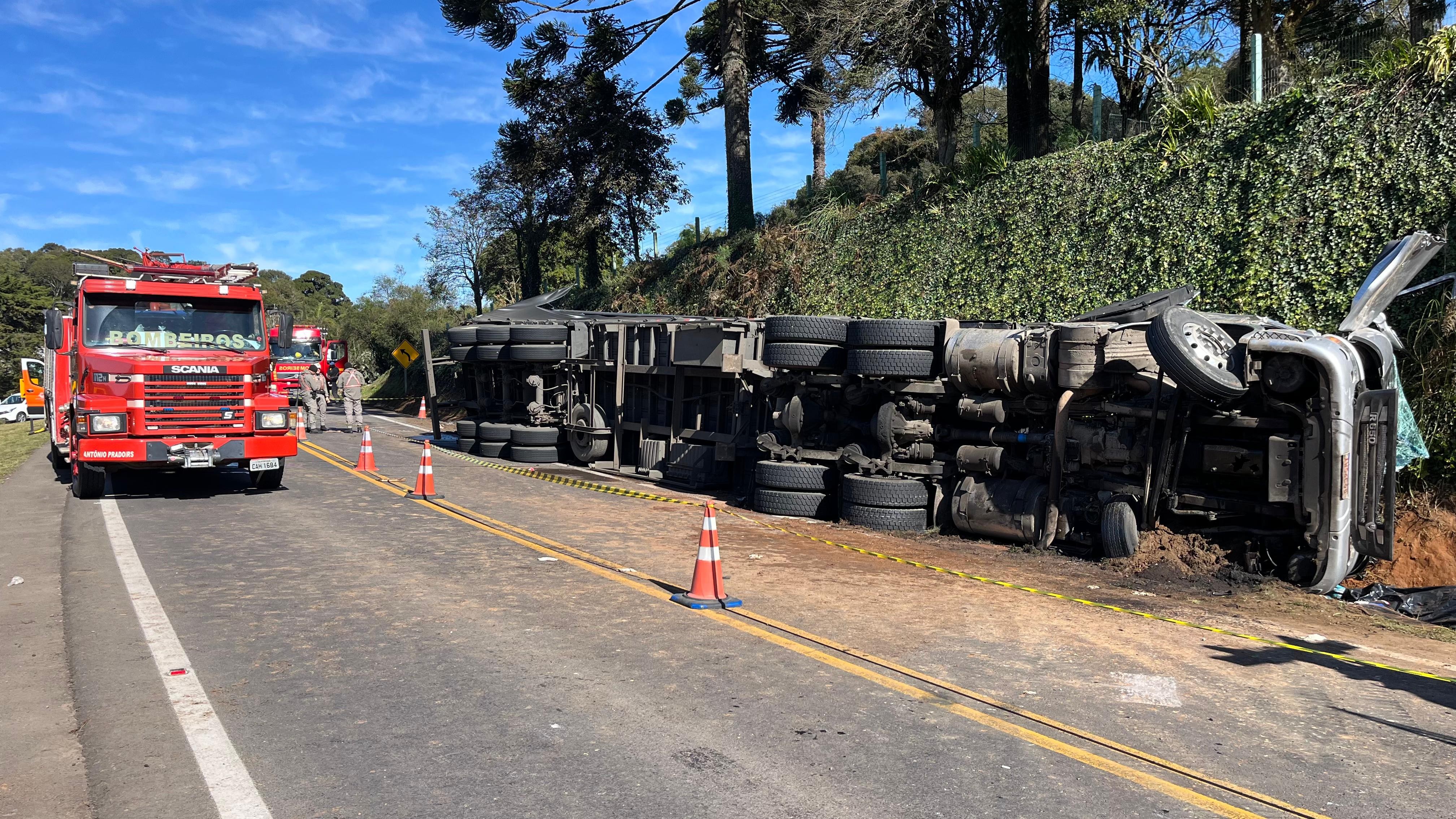 Pai e duas crianças morrem após carreta tombar no RS