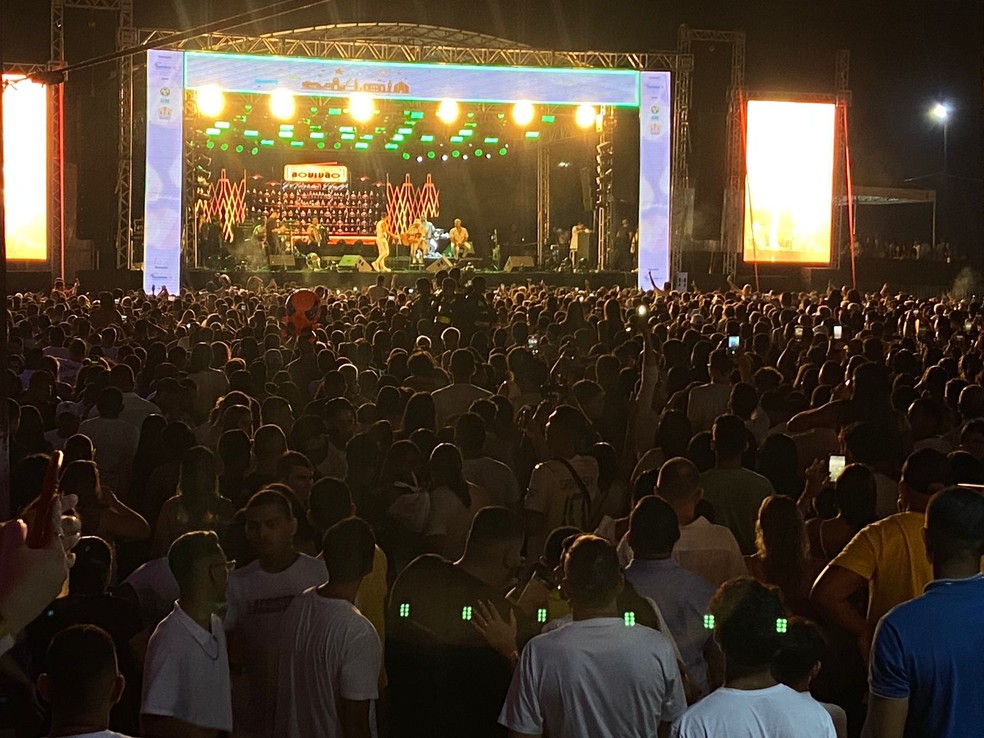 Show do cantor Murilo Huff animou população no estacionamento da Arena da Floresta — Foto: Richard Lauriano