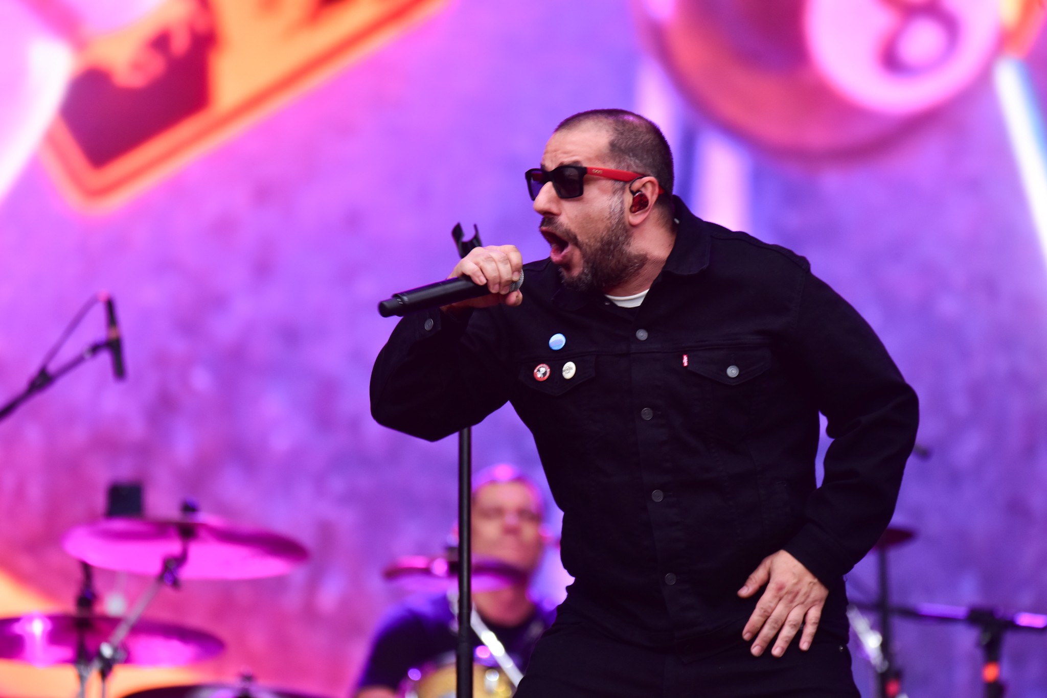 CPM 22 mostra força da nostalgia em show com karaokê roqueiro no The Town