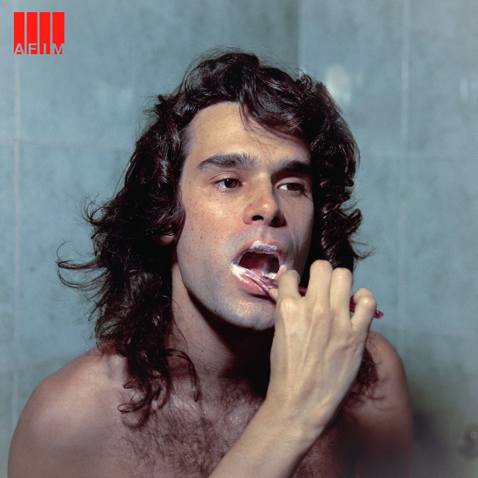 Zé Ibarra se dissocia da MPB e reforça laço com a própria turma no movimento inusitado e inquieto do álbum ‘Afim’