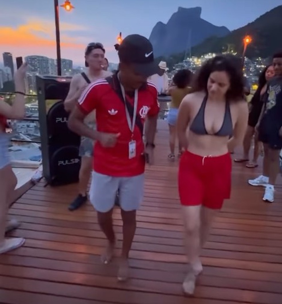 Rosalía aprende o passinho em um mirante durante passeio na Rocinha — Foto: Reprodução/Instagram