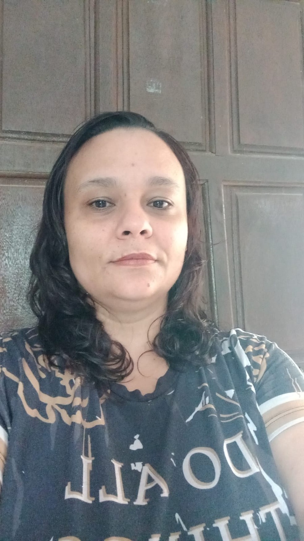 Erika Antônia é cozinheira e diz estar impossibilitada de trabalhar em razão de problemas na coluna — Foto: Acervo pessoal