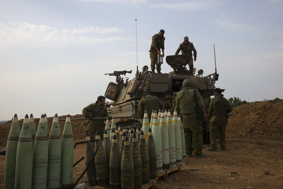 Militares israelenses posicionados na região da fronteira com a Faixa de Gaza, em 9 de outubro de 2023 — Foto: AP Photo/Oren Ziv