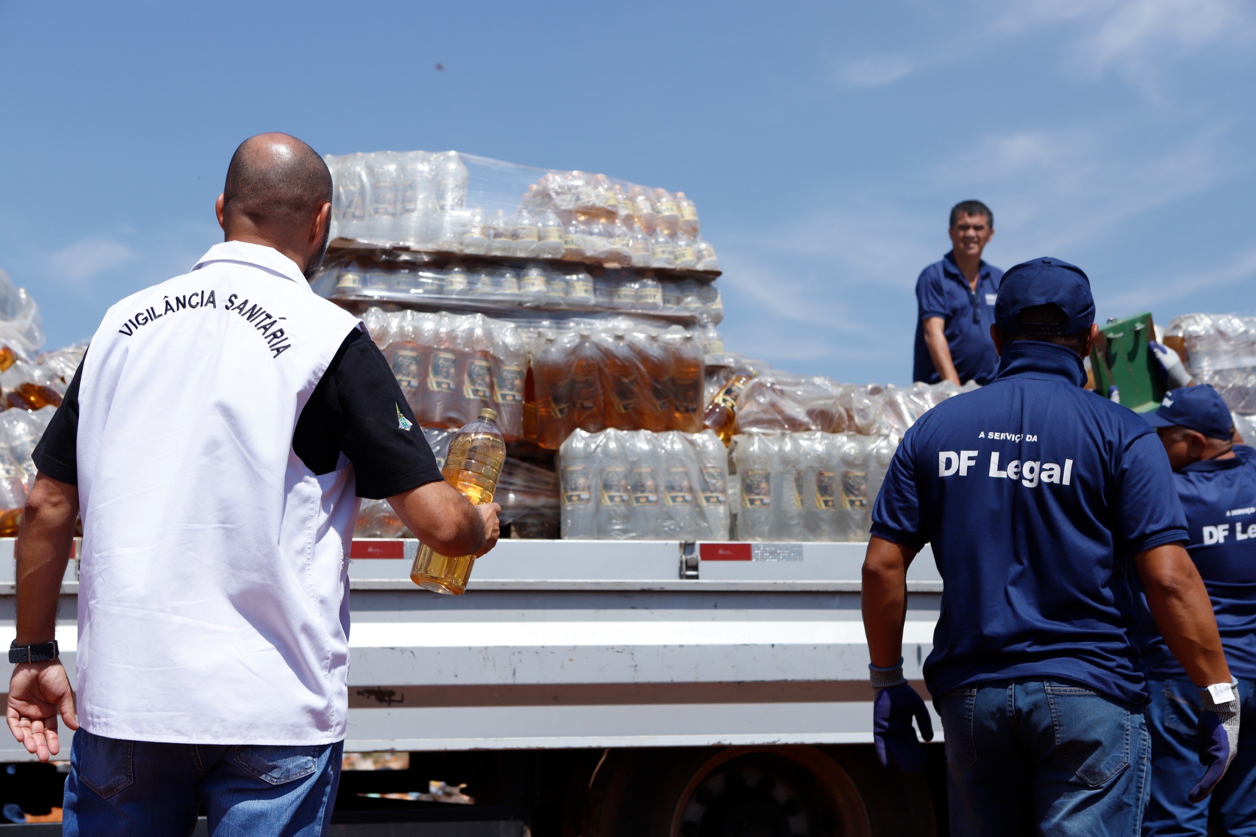 Vigilância sanitária descarta mais de 15 mil litros de bebidas alcoólicas irregulares encontradas em Planaltina
