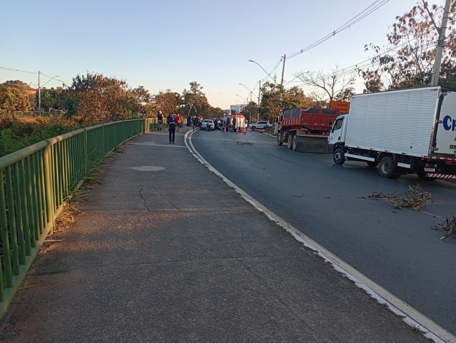 Motociclista bate em caminhonete, cai embaixo de carreta e morre em Montes Claros