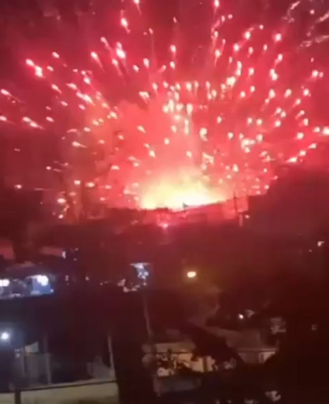 Balão provoca incêndio ao cair em fiação na Avenida Brasil, na altura de Realengo; VÍDEO