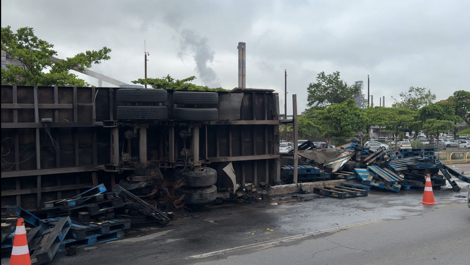 Carreta tomba e pega fogo na BR-393, em Volta Redonda