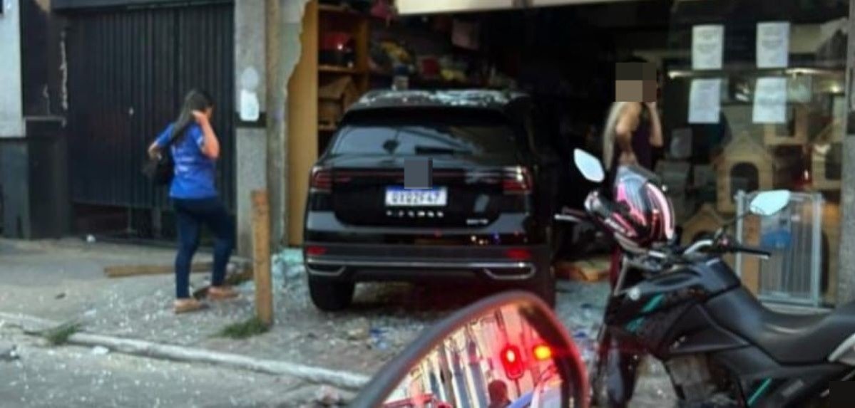 Carro invade agropecuária em Três Rios