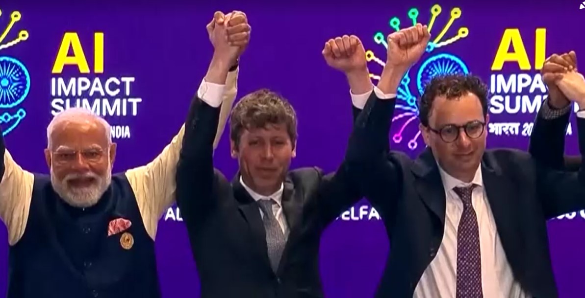 'Chefões' de gigantes de IA se recusam a dar as mãos em foto em grupo