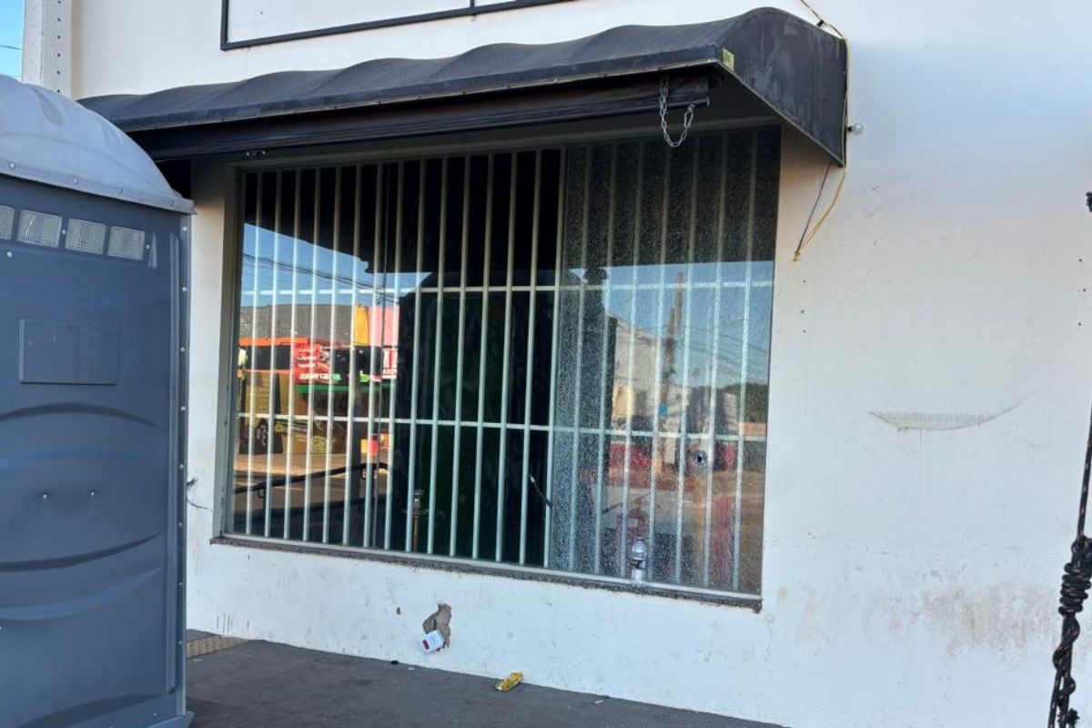 Tentativa de execução termina com suspeito morto e três feridos em tabacaria de Campo Grande