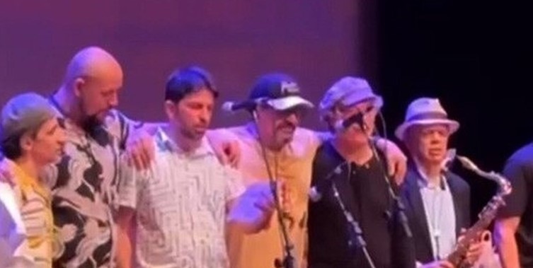 Banda de Hermeto Pascoal homenageia músico; morte do artista foi anunciada ao fim de show em BH