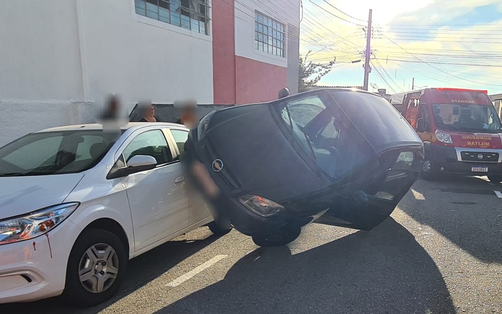 Acidente deixa um carro em cima do outro e motorista tem traumatismo craniano em Alfenas — Foto: Corpo de Bombeiros