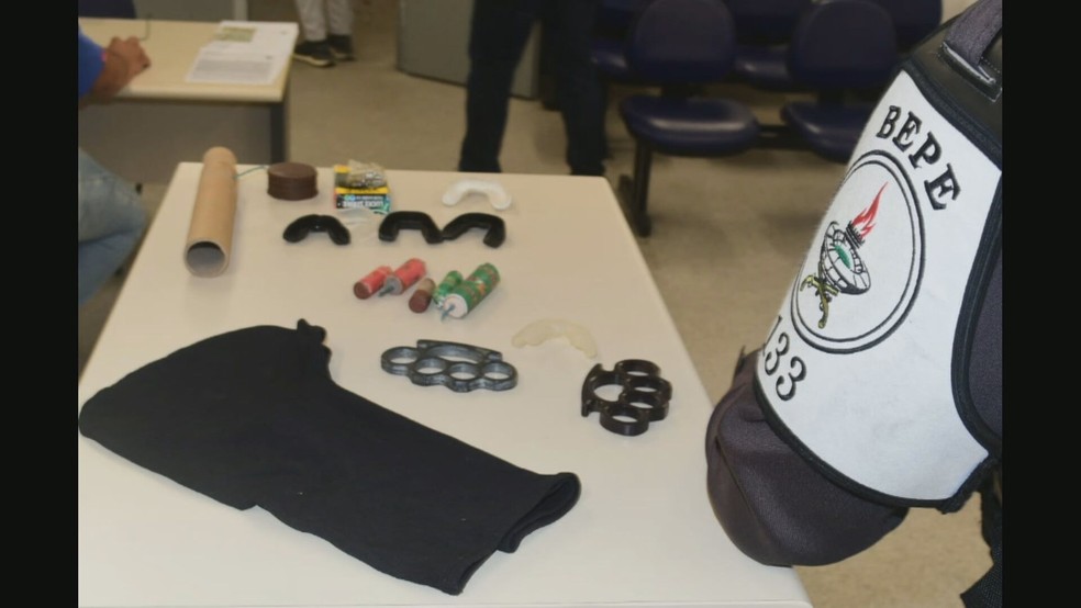 Material apreendido pelos PMs no Maracan� � Foto: Reprodu��o/TV Globo