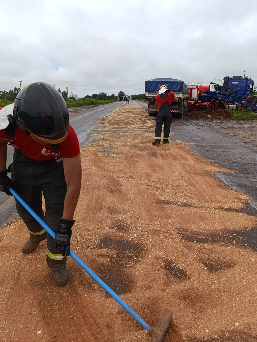 Bombeiros espalharam serragem para absorver óleo da pista — Foto: Bombeiros/Divulgação