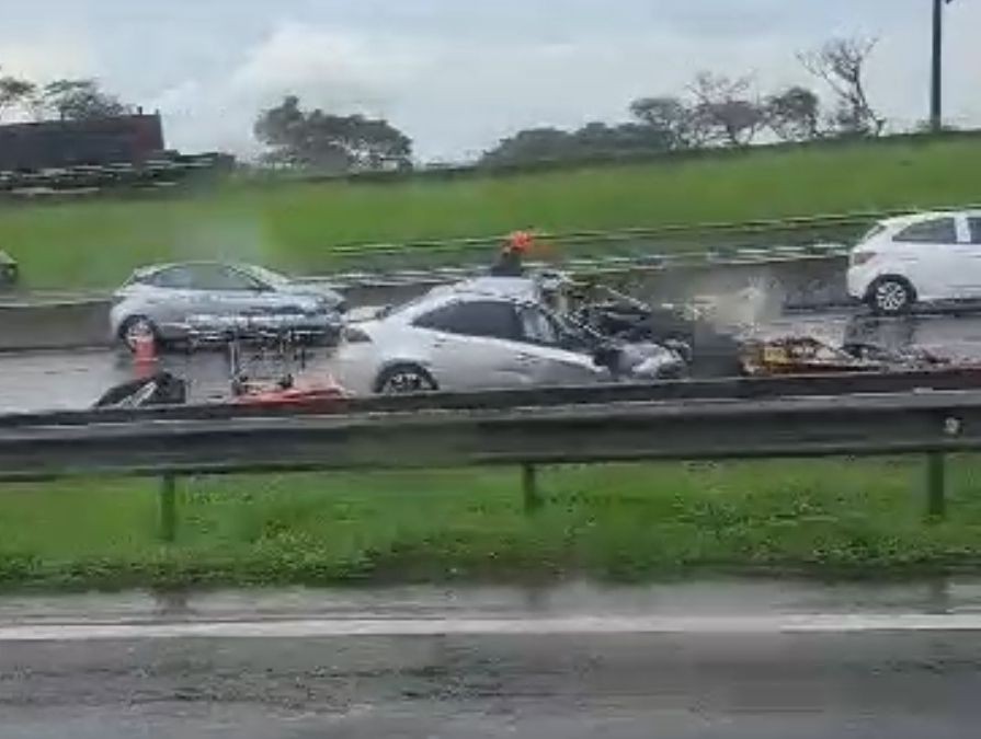 Motorista morre após carro bater em caminhão na Rodovia D. Pedro I, em Campinas