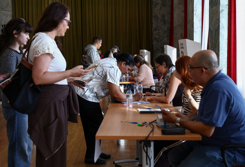 Brasileiros votam nas eleições presidenciais brasileiras em seção eleitoral em Lisboa, em Portugal, em 4 de outubro de 2026. — Foto: REUTERS/Rodrigo Antunes