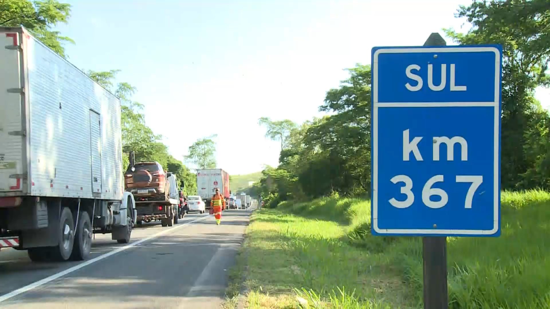 Carro fica esmagado entre carretas na BR-101 no ES; 'é agradecer muito a Deus que tô vivo', diz motorista 