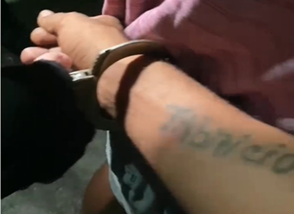 Homem foi preso porque tinha mandado de prisão em aberto contra ele — Foto: PMPB/Divulgação