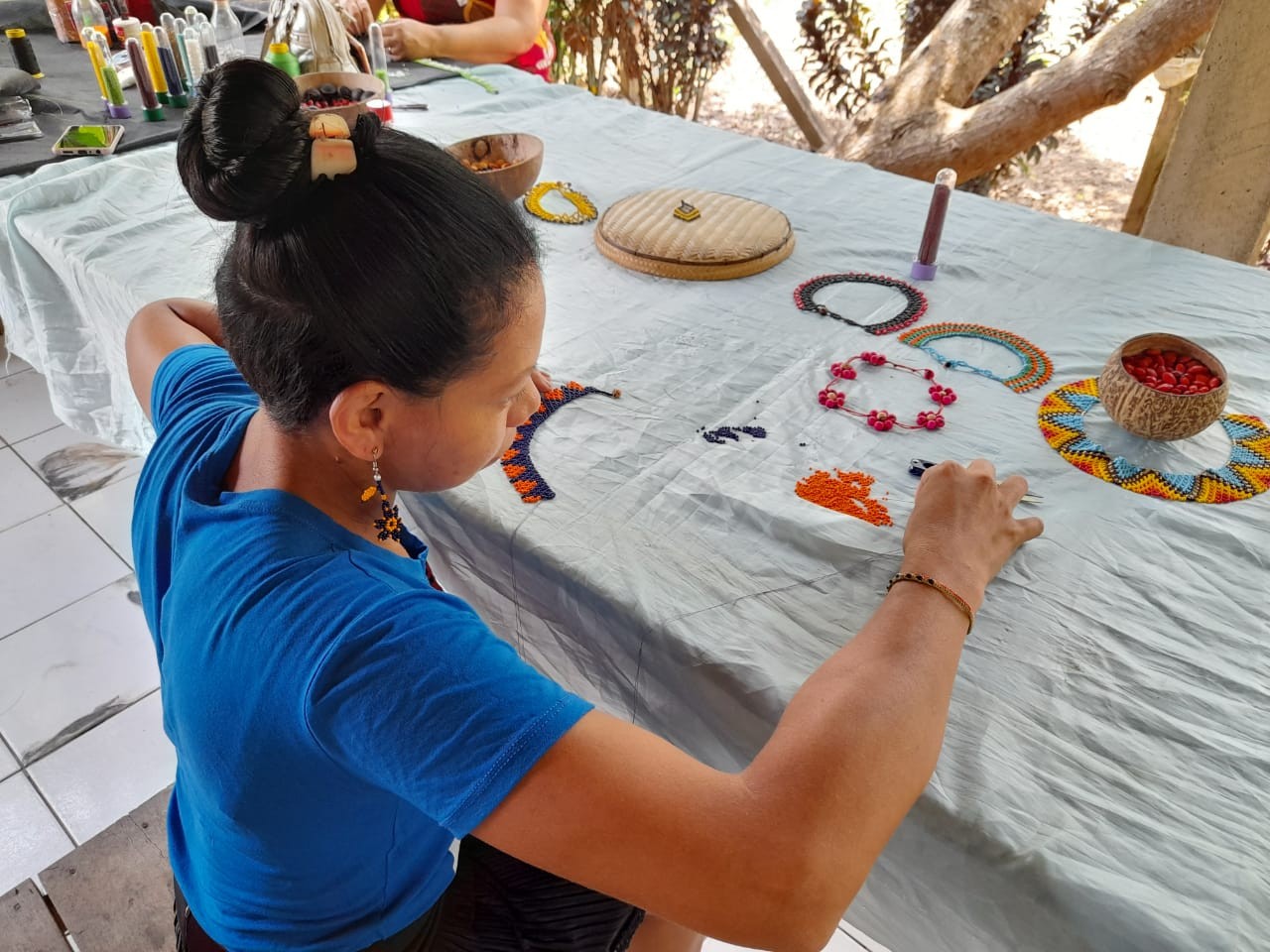Projeto 'A mata é arte, a vida é arte' promove oficinas de artesanato na comunidade Caranazal