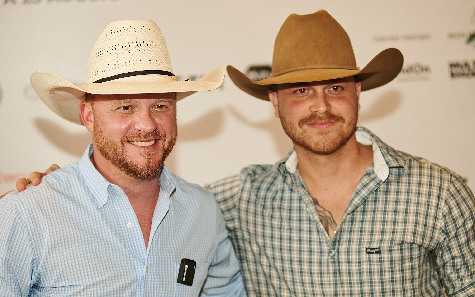 Gustavo Tubarão diz a Cody Johnson que fãs o confundem com astro country, e cantor entra na brincadeira: 'Só autografe'