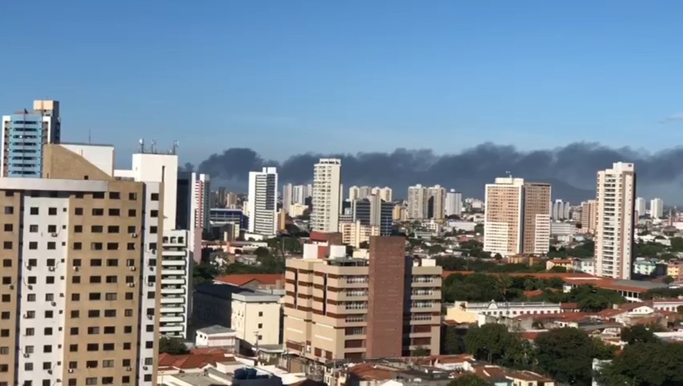Fumaça de incêndio em Maracanaú é vista em Fortaleza — Foto: Reprodução
