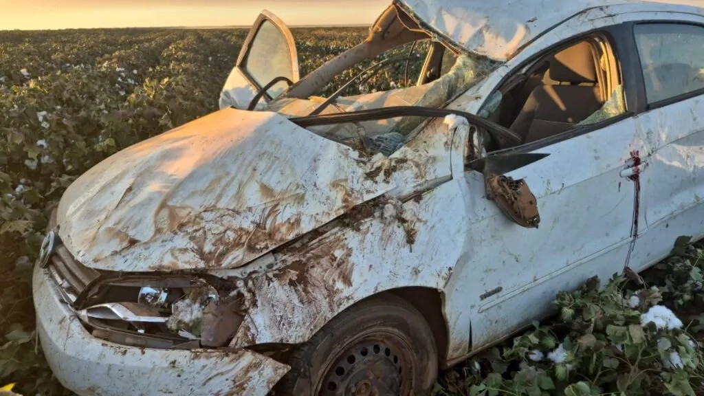 Mulher morre após carro capotar em estrada de MT e motorista foge antes da chegada da polícia
