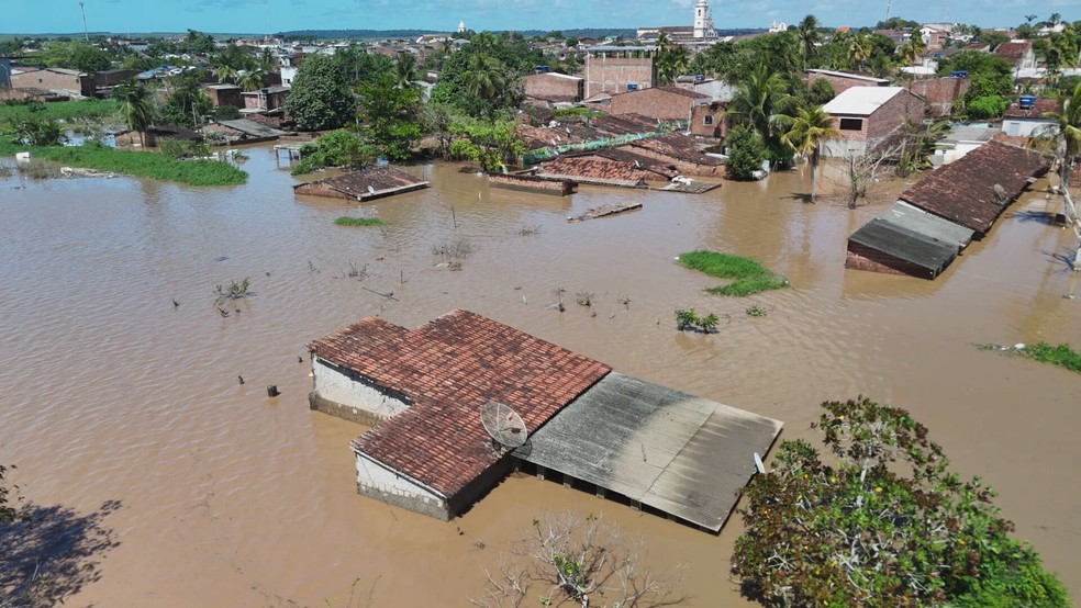 Um dia após fortes chuvas, bairros de Goiana, em Pernambuco, seguem submersos. Em alguns pontos, só é possível ver o telhado das casas — Foto: Reprodução/TV Globo